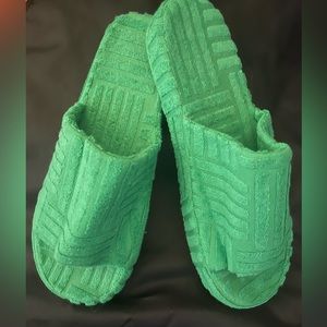 Green terry cloth slides 💚